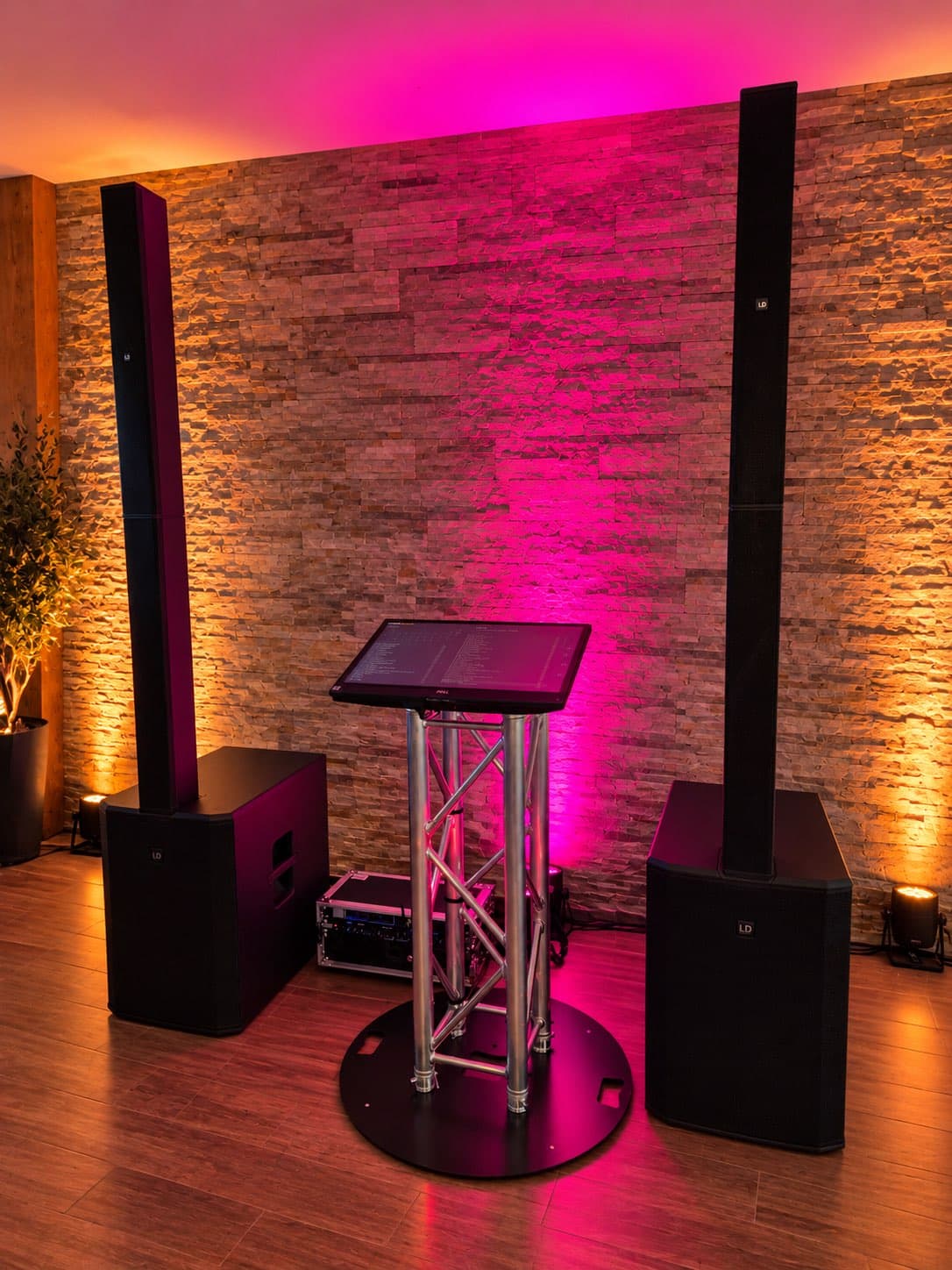 Gesamtsetup Musiktheke mit zwei LD Systems MAUI 44 G2